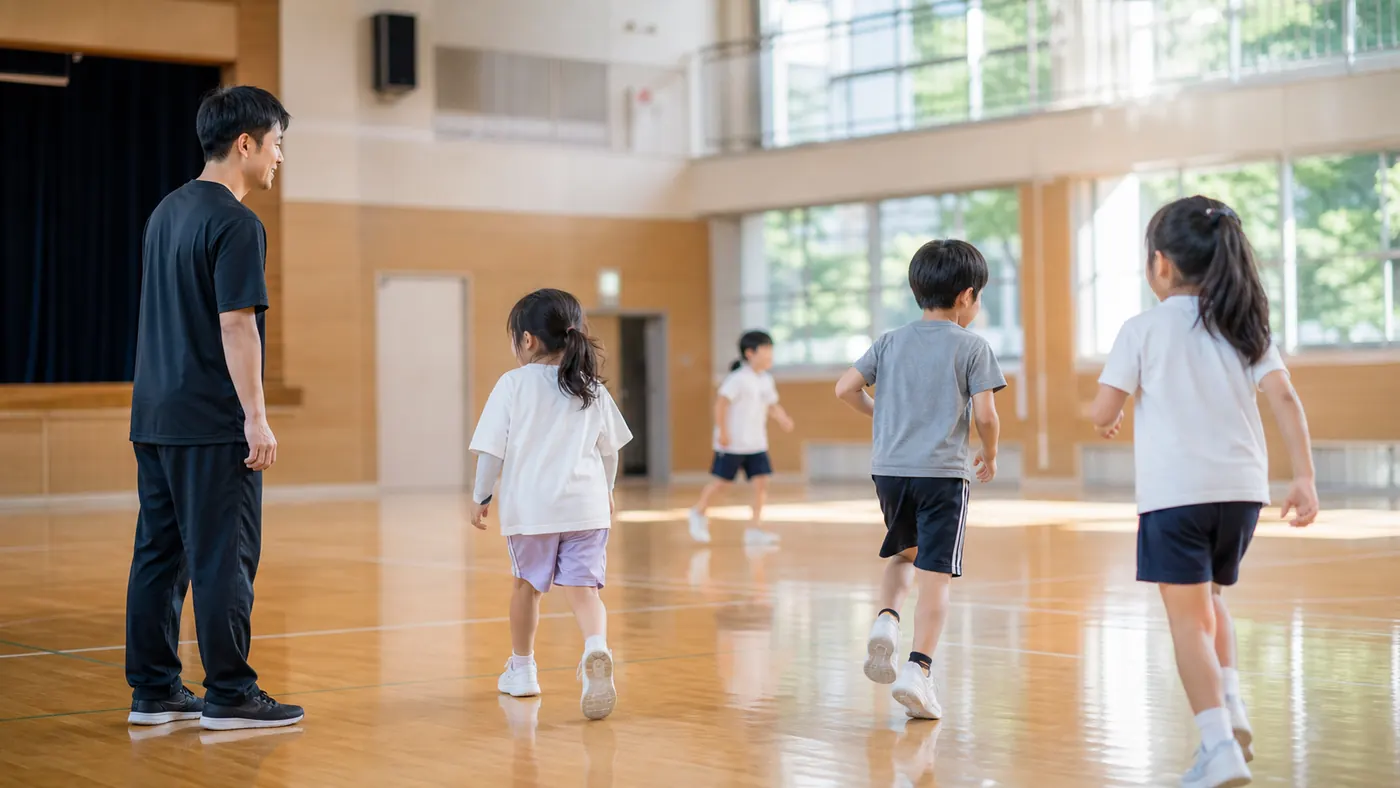 体育館で日本人の指導者に見守られながら活動する日本人の子どもたち