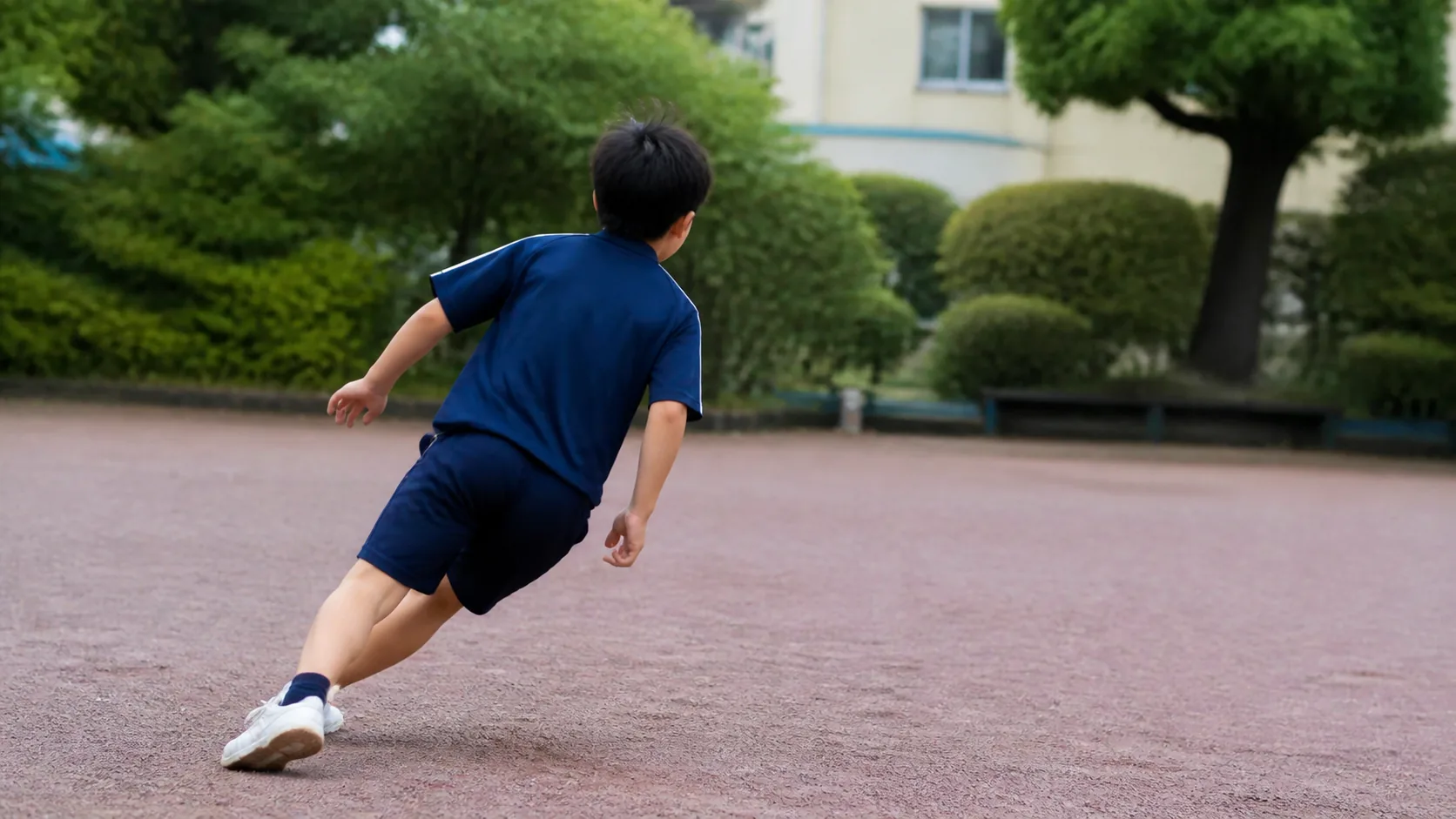 トラック上で方向を変える日本人の子ども