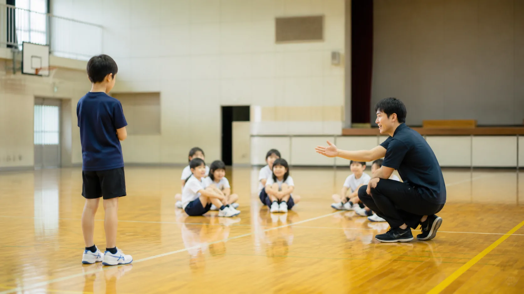 集団から少し離れて活動を見守る日本人の子ども